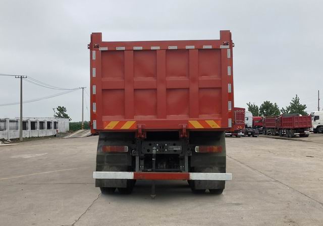 ZZ3317V426GF1L 豪沃牌354马力前四后八LNG8米国六自卸汽车图片
