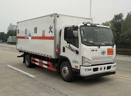 专威牌HTW5123XZWCA6杂项危险物品厢式运输车