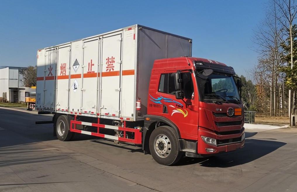 程力威牌CLW5180XZWC6杂项危险物品厢式运输车