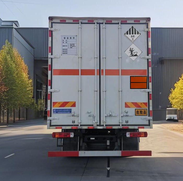程力威牌CLW5180XZWC6雜項危險物品廂式運輸車公告圖片