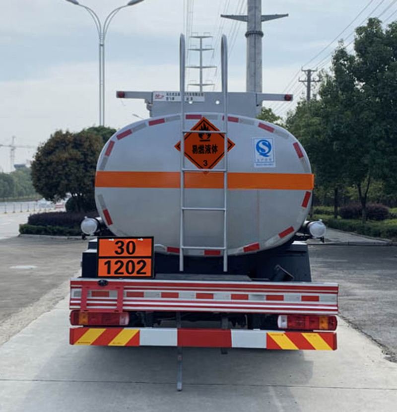 楚飛牌CLQ5180GYY6CA運(yùn)油車(chē)公告圖片