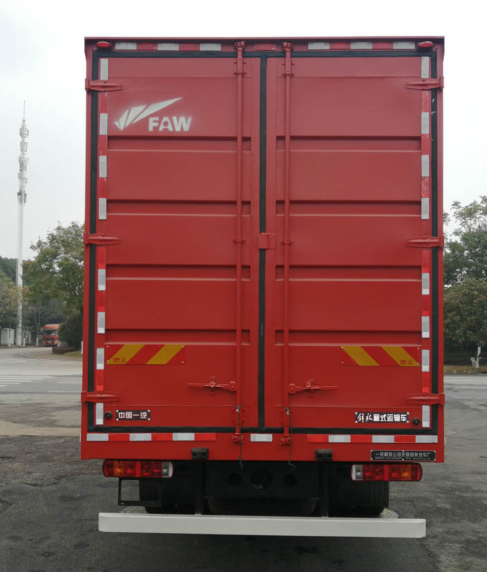 解放牌CA5311XXYP25K2L7T4E6A80廂式運(yùn)輸車公告圖片