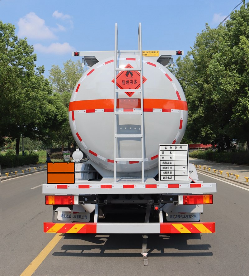 中汽力威牌HLW5322GRYD6易燃液體罐式運(yùn)輸車公告圖片