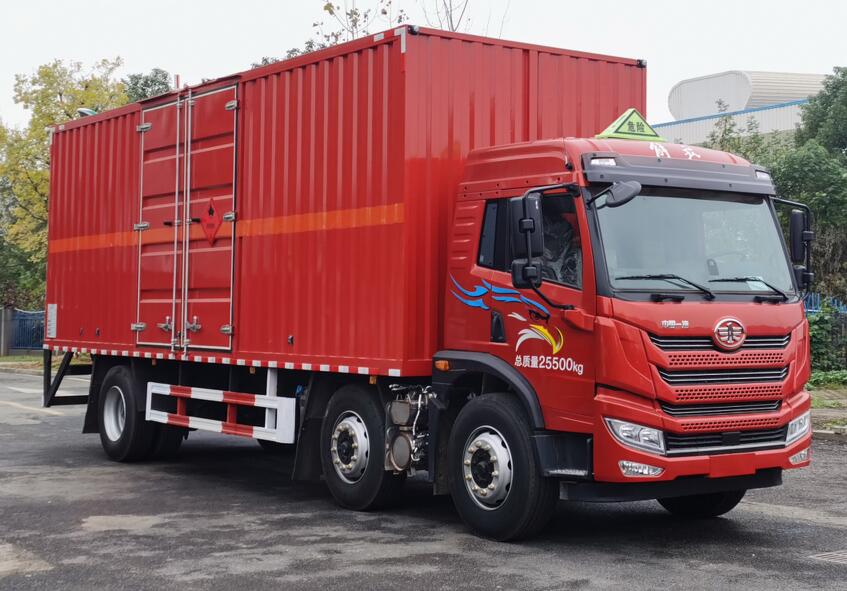 解放牌CA5260XRYPK2L5T3E6A81易燃液体厢式运输车