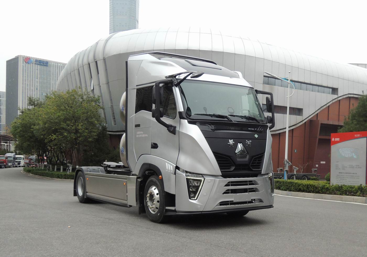 黄河牌 484马力 牵引汽车(ZZ4187W501XF1L)