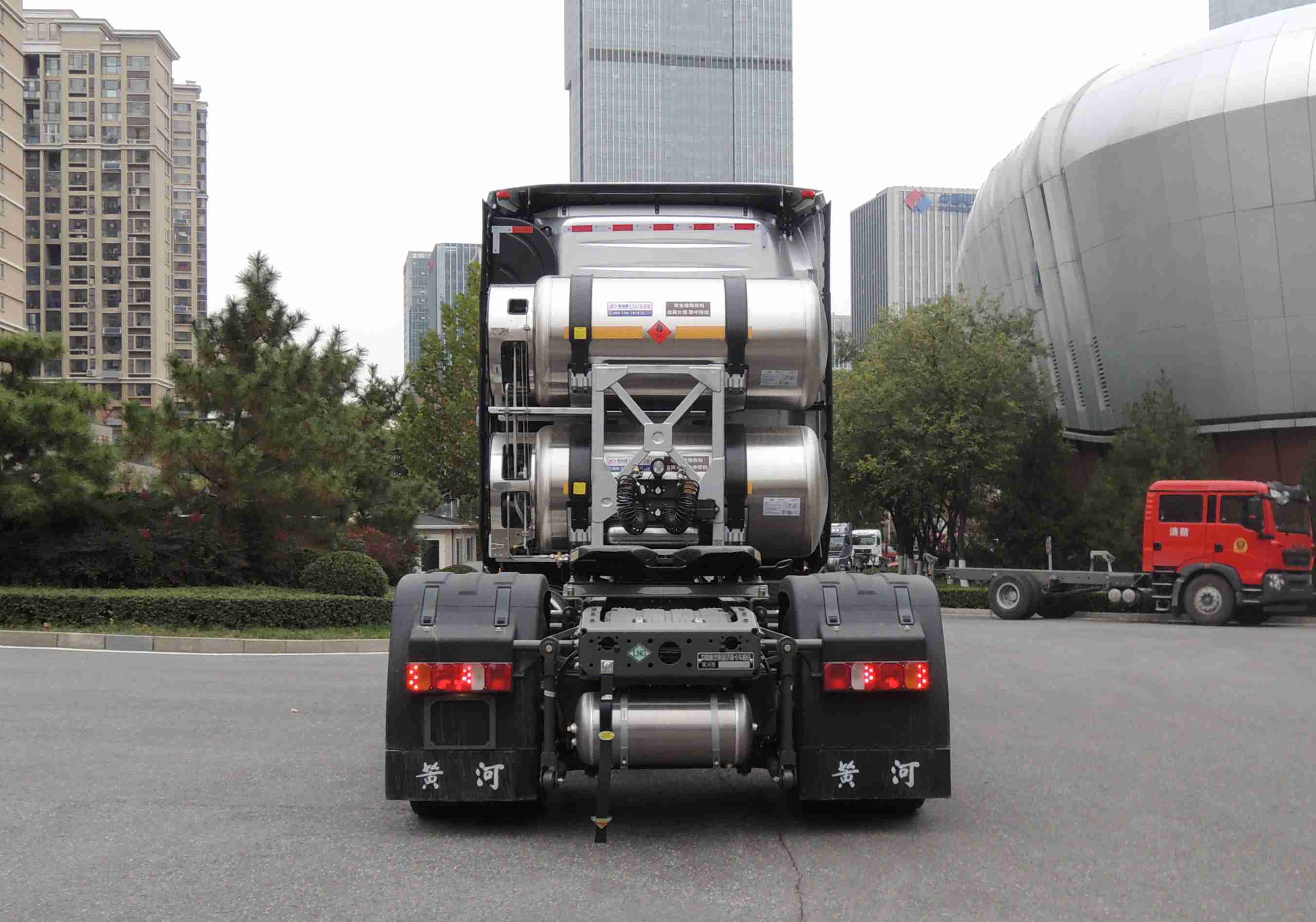 ZZ4187W501XF1L 黄河牌484马力单桥LNG国六牵引汽车图片