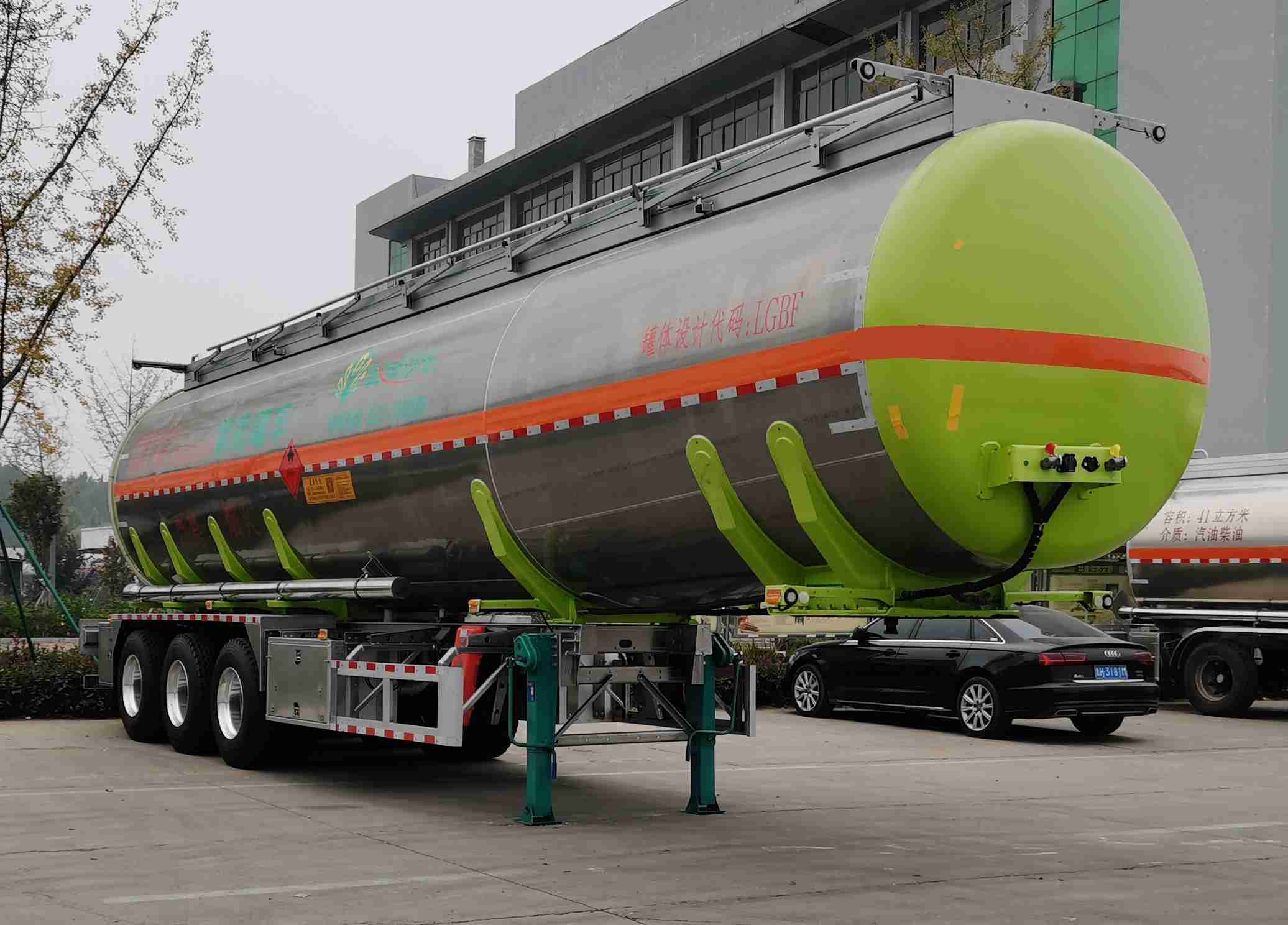 盛润牌12.6米34吨3轴铝合金易燃液体罐式运输半挂车(SKW9400GRYL48)