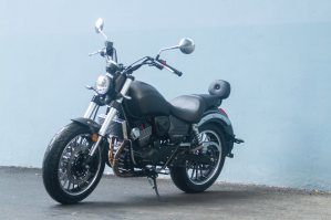 两轮摩托车