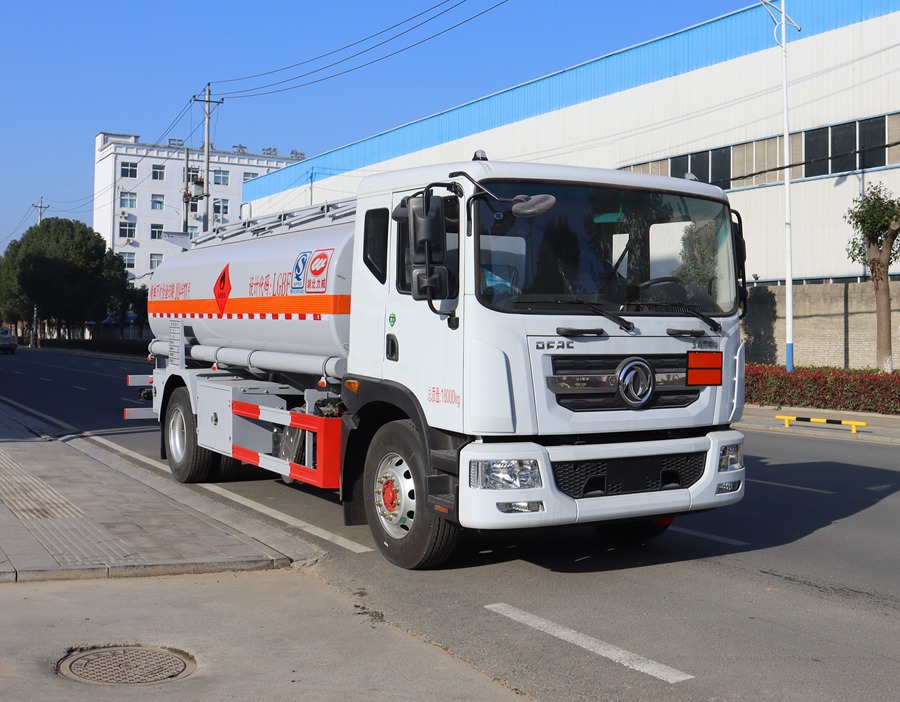 中汽力威牌HLW5181GYYEQ6运油车