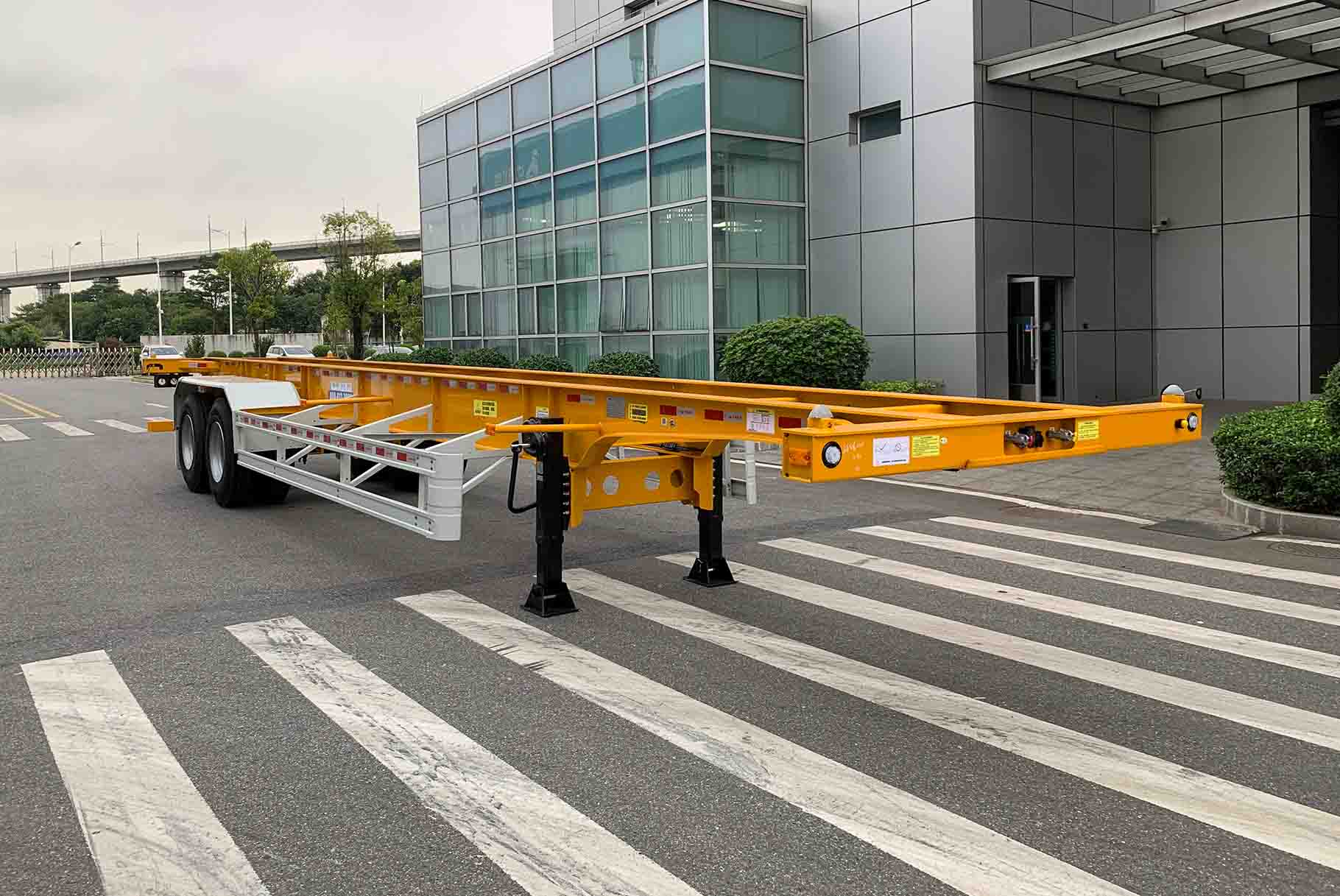 中集牌12.4米30.8吨2轴集装箱运输半挂车(ZJV9352TJZDG)