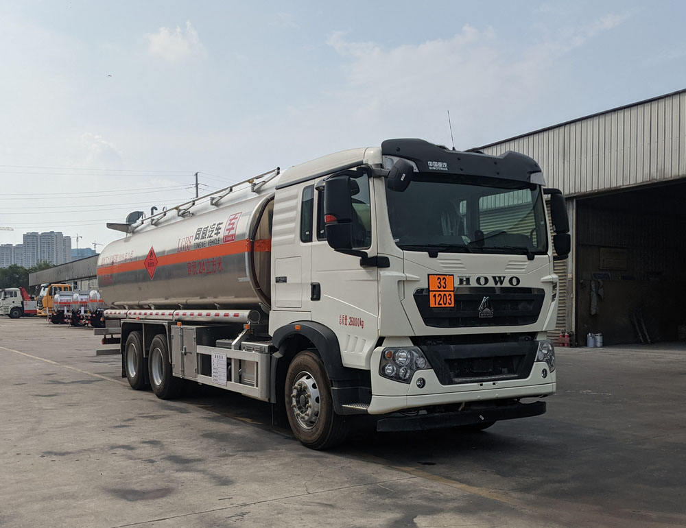 专威牌HTW5267GYYLZZ6Q铝合金运油车