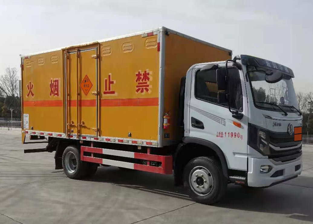 程力威牌CLW5121XQYE6爆破器材运输车