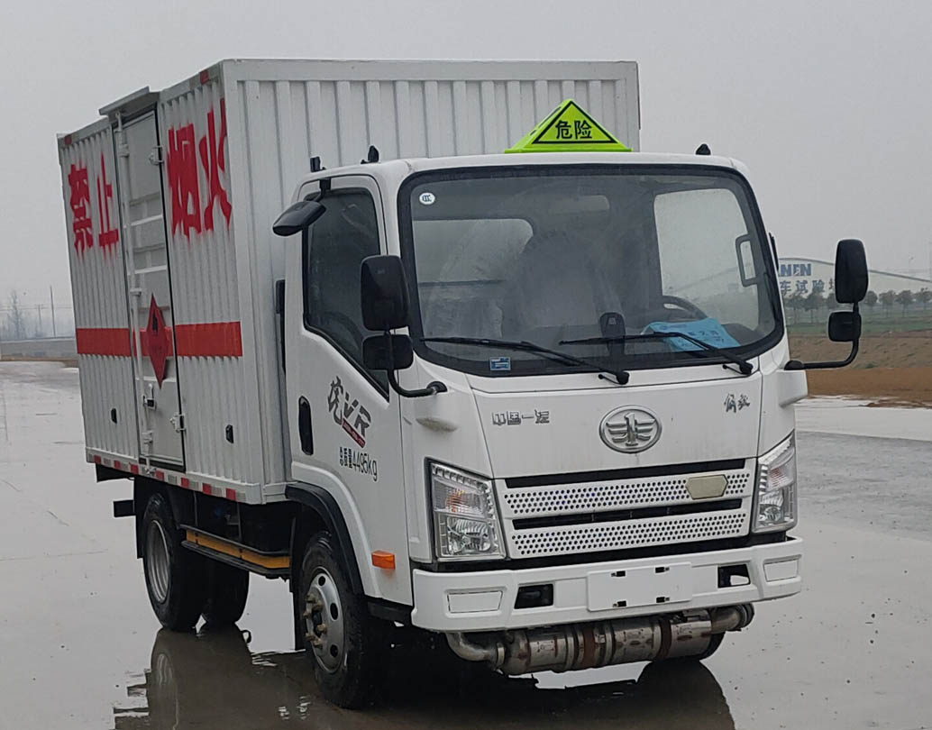 解放牌CA5040XRQP40K50L1E6A84易燃气体厢式运输车