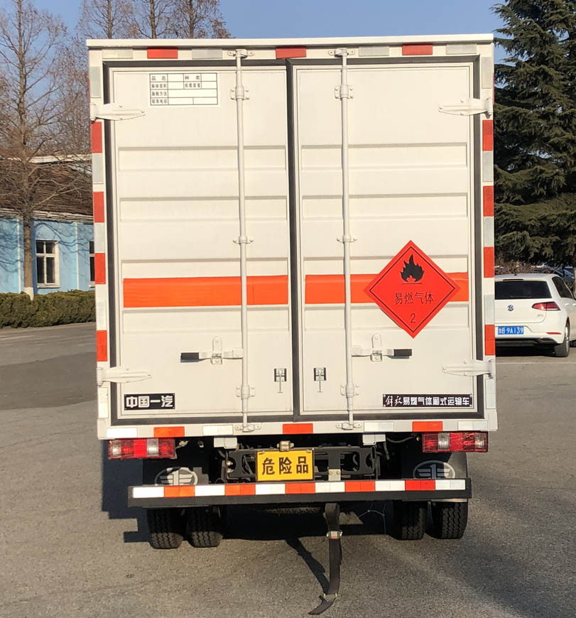 解放牌CA5040XRQP40K50L1E6A84易燃?xì)怏w廂式運(yùn)輸車公告圖片