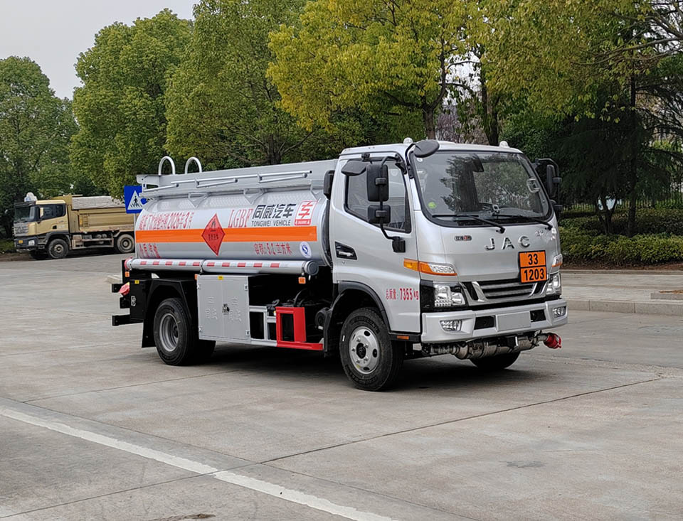 专威牌HTW5071GJYJHQ6加油车