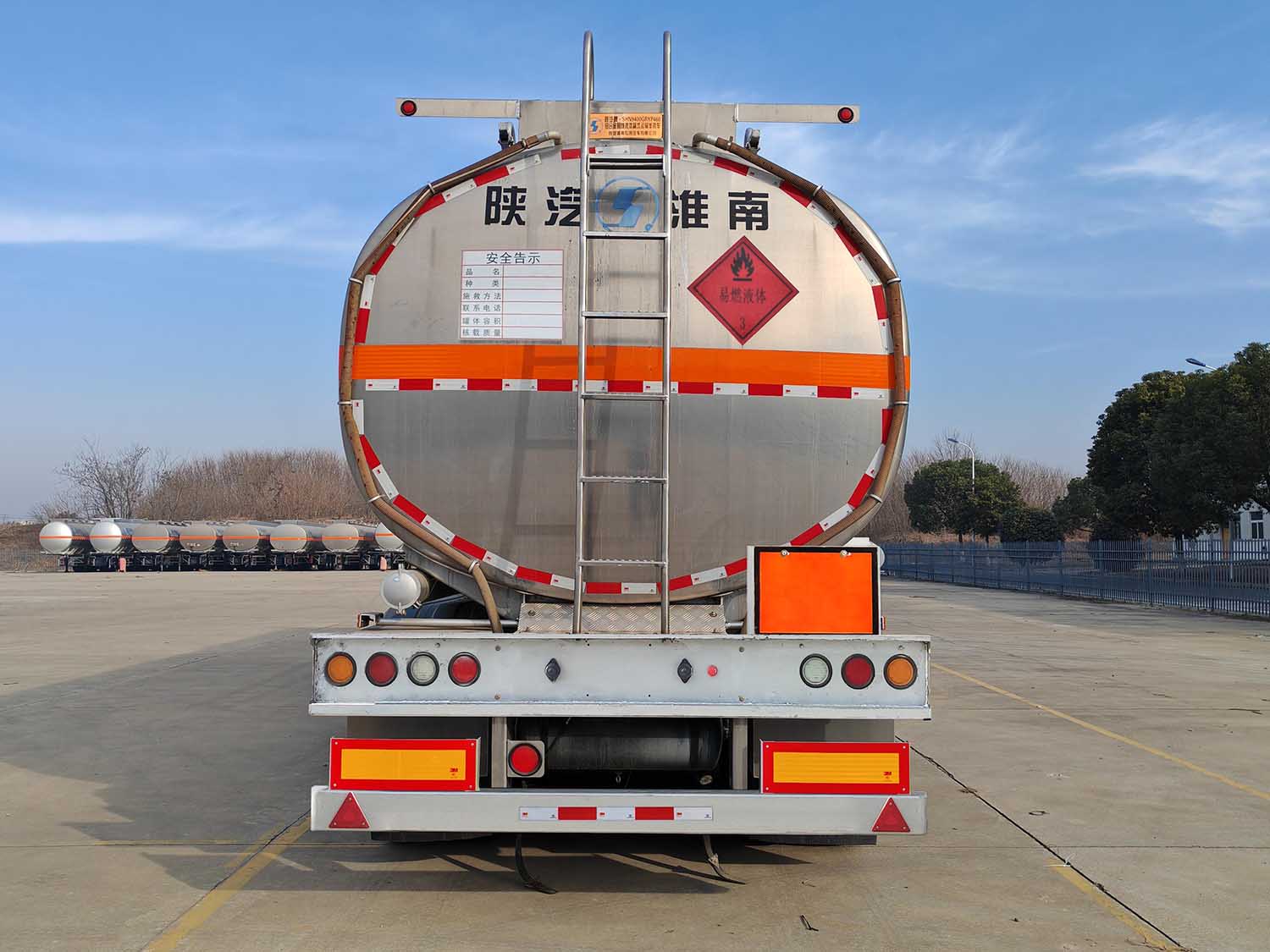铝合金易燃液体罐式运输半挂车图片