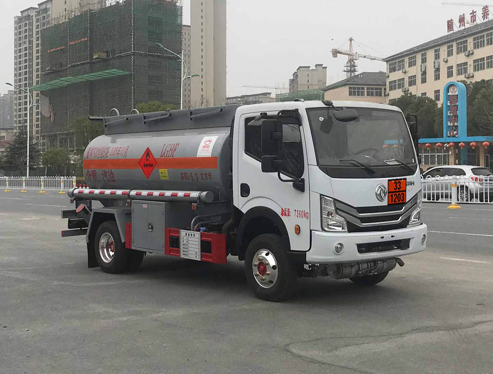 新东日牌YZR5070GYYE6运油车