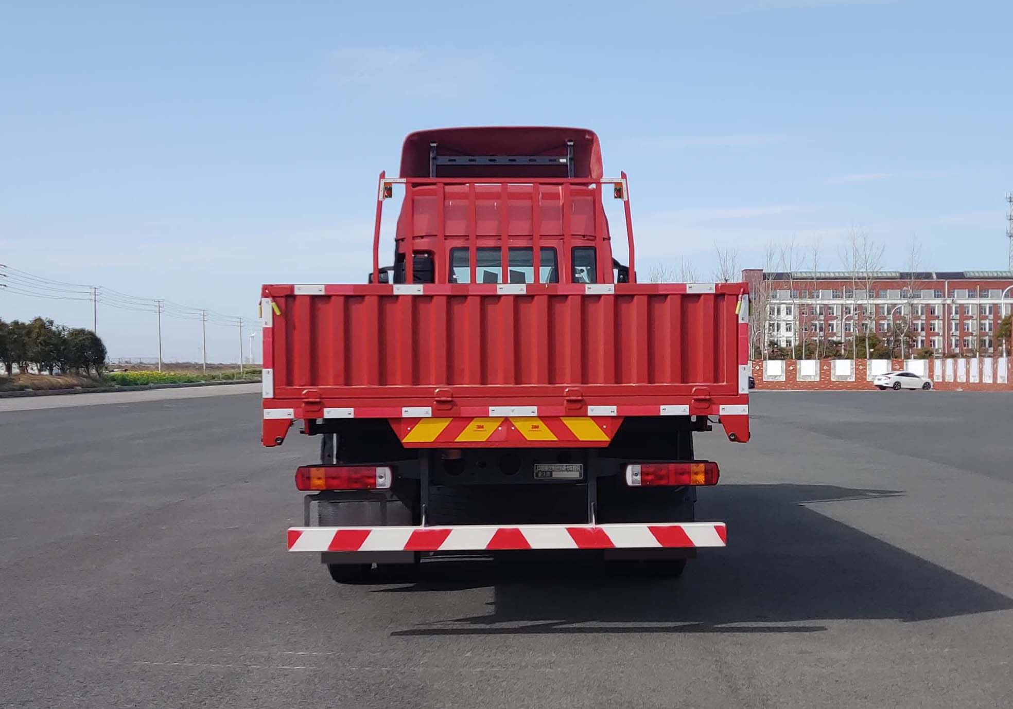 ZZ1167H501GF1 豪沃牌256马力单桥柴油6.9米国六载货汽车图片