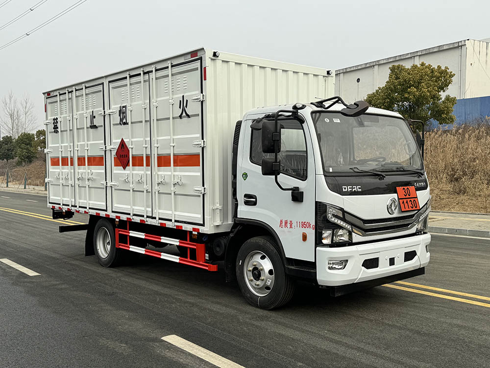 丰霸牌STD5125XRYEQ6易燃液体厢式运输车