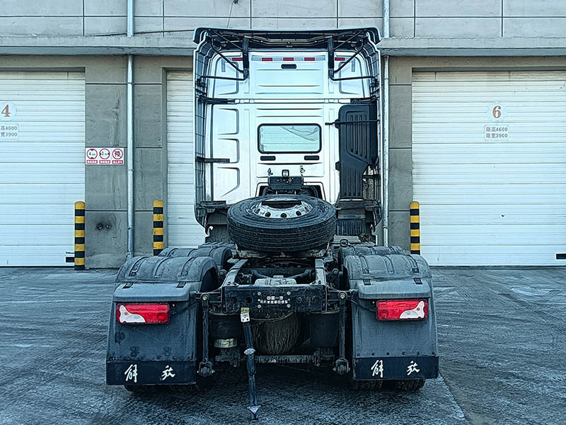 CA4250P77K24T1E6Z 解放牌564马力后双桥,后八轮柴油国六危险品运输半挂牵引车图片