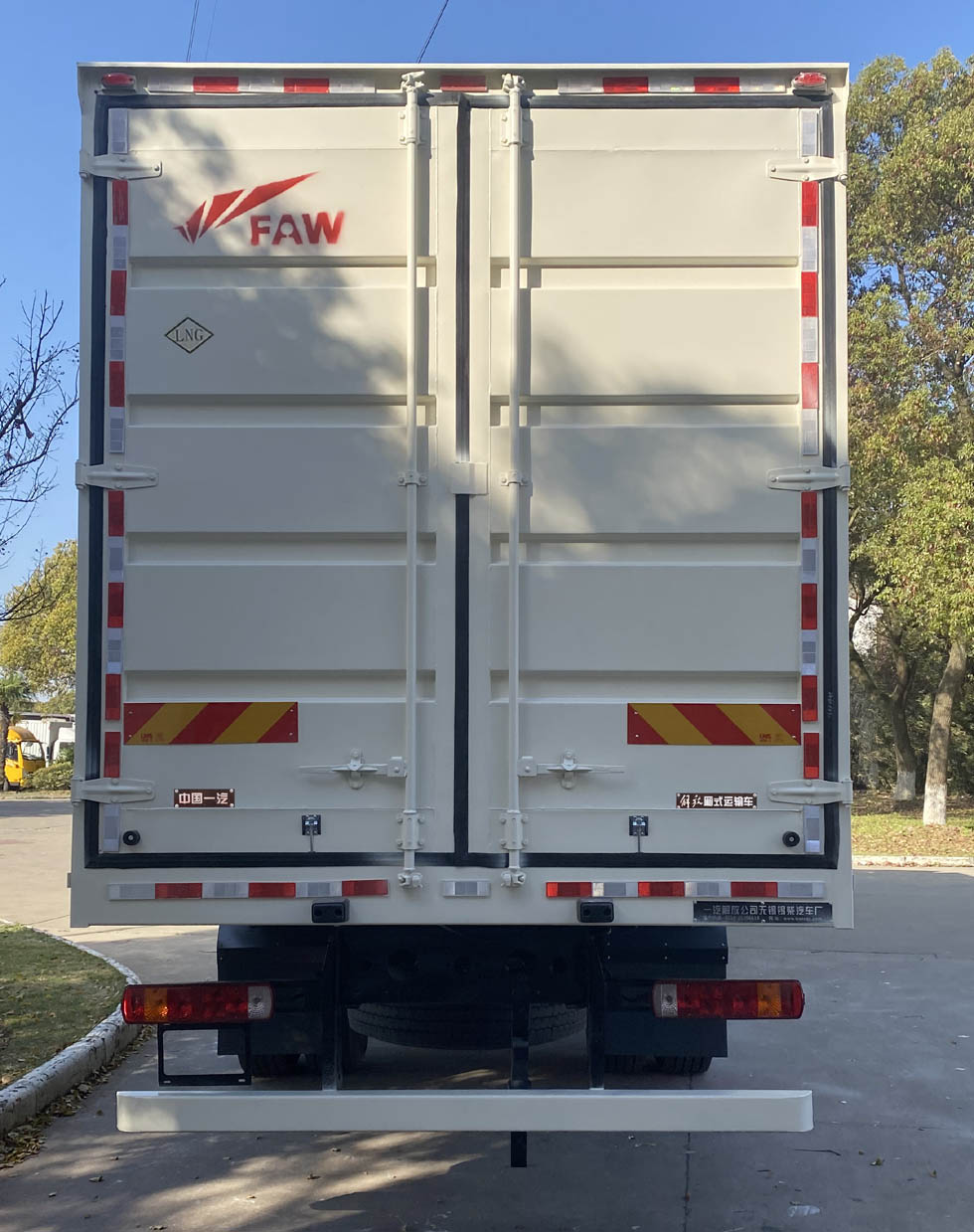 解放牌CA5250XXYP1K2L7T3NE6A80廂式運(yùn)輸車公告圖片