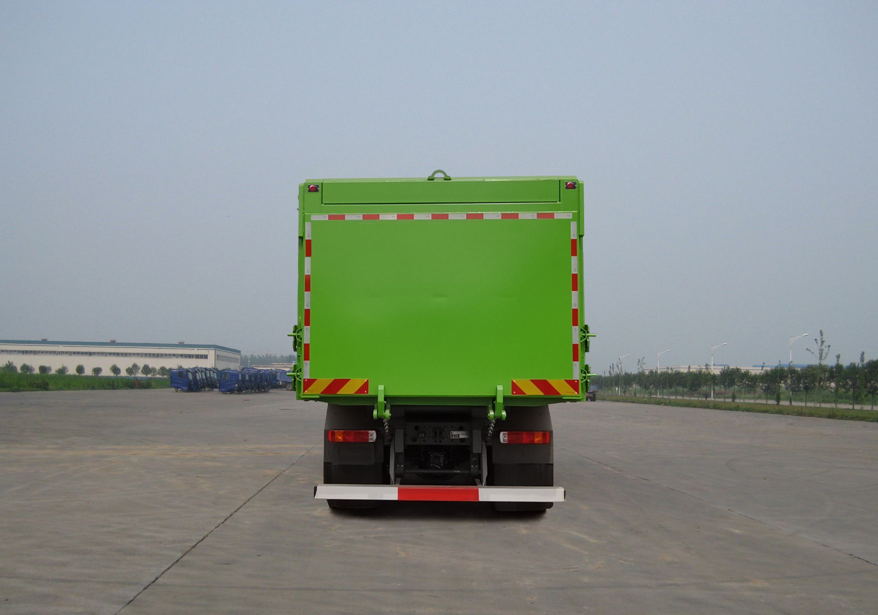 ZZ3317W406HF1 豪沃牌430马力前四后八柴油7.8米国六自卸汽车图片