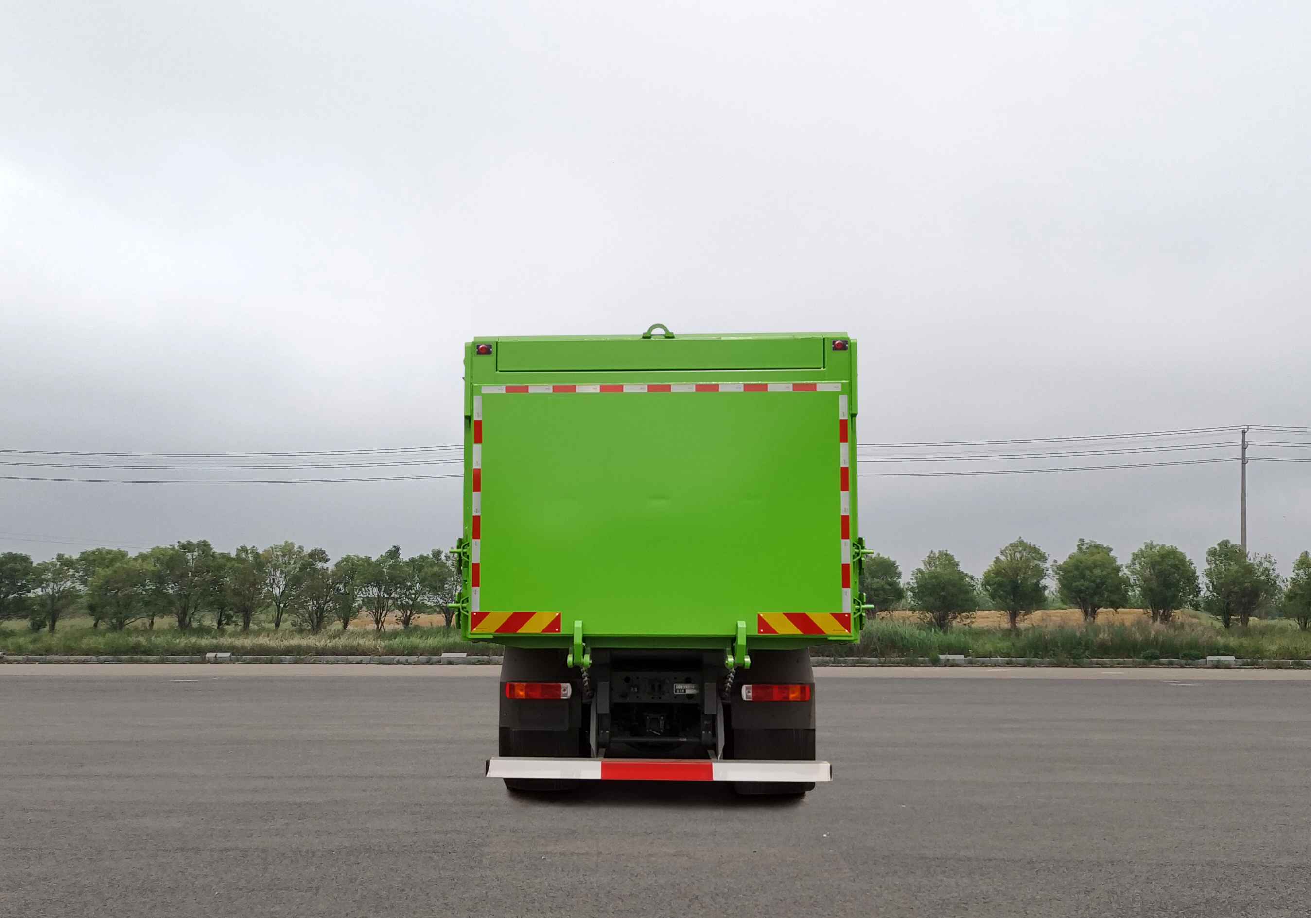 豪沃牌ZZ5317ZLJW406HF1自卸式垃圾車公告圖片