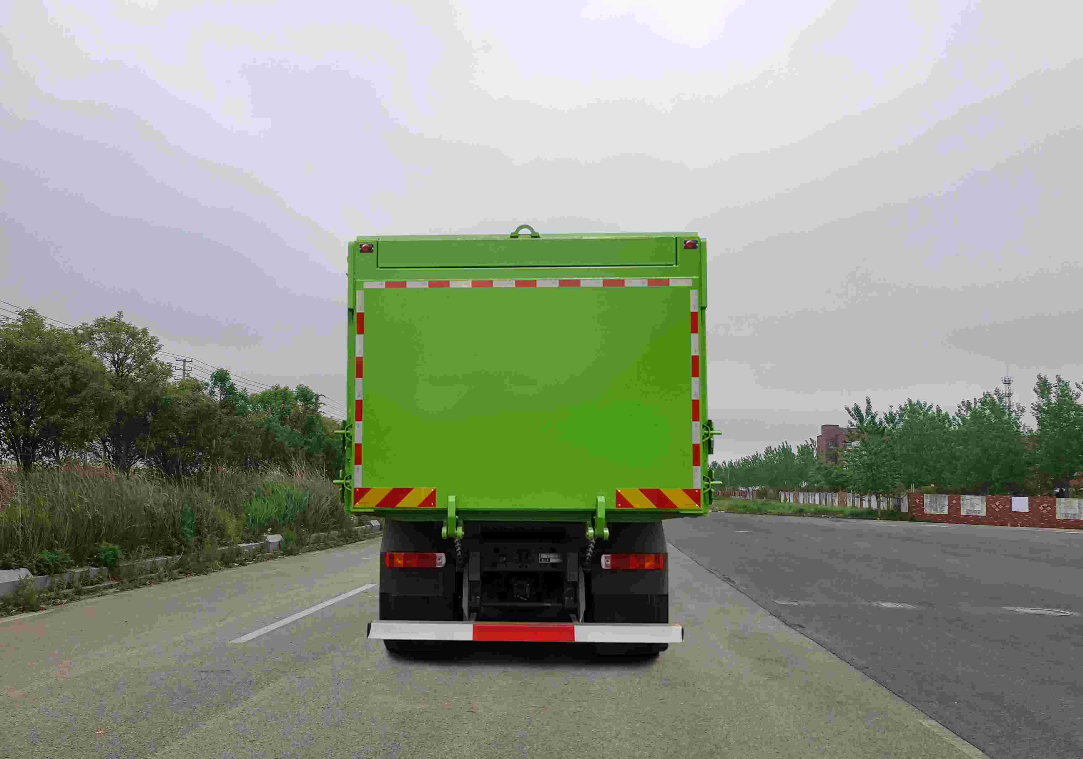 豪沃牌ZZ5317ZLJW426HF1自卸式垃圾車公告圖片