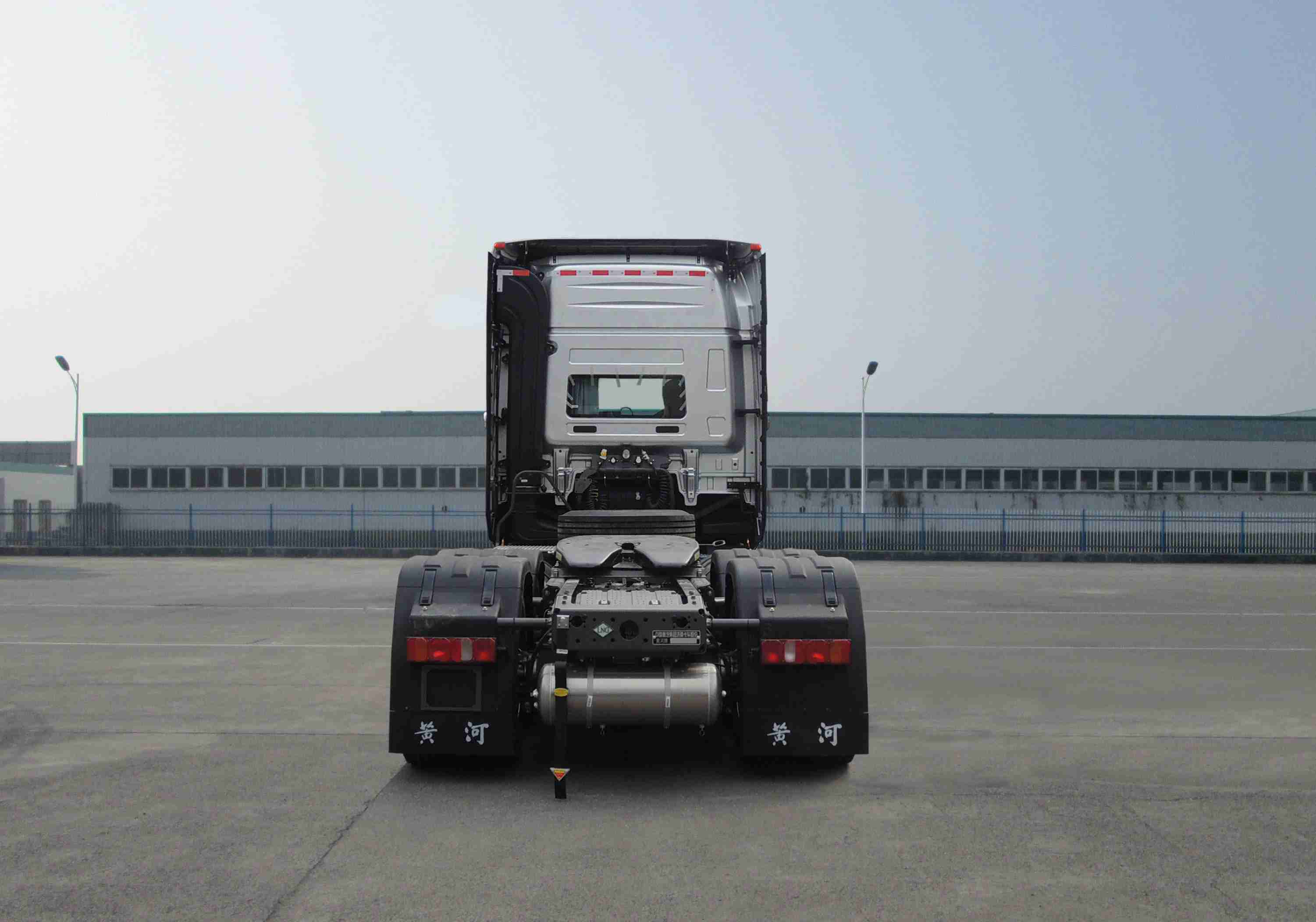 ZZ4257W404XF1LH 黄河牌484马力后双桥,后八轮LNG国六牵引汽车图片