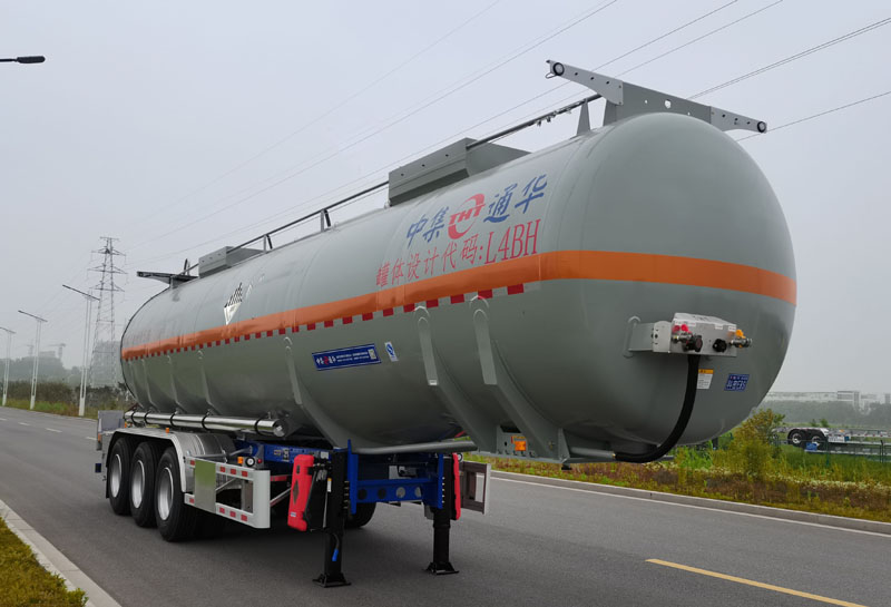 通华牌11.4米33.1吨3轴杂项危险物品罐式运输半挂车(THT9400GZWF)