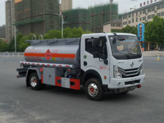 新东日牌YZR5075GYYE6运油车