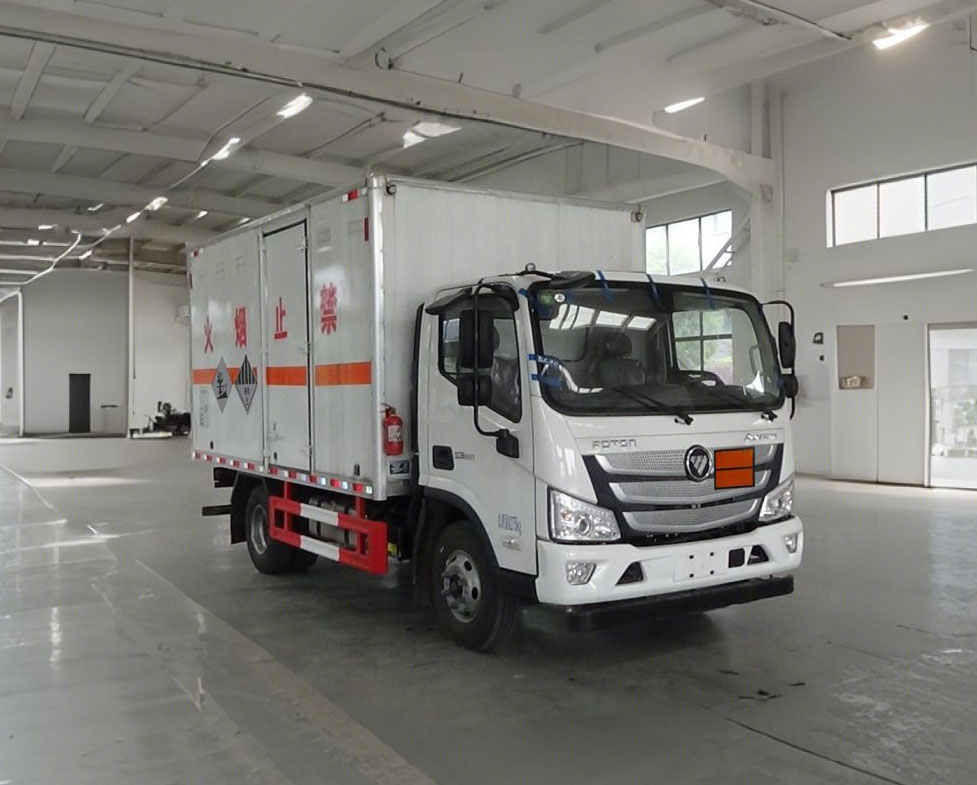 程力威牌CLW5082XZWB6杂项危险物品厢式运输车
