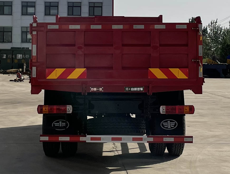 CA3181P40K62L4E6A85 解放牌190马力单桥柴油5.2米国六自卸汽车图片