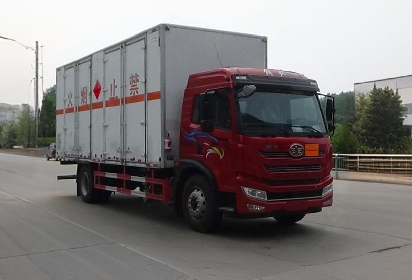 程力威牌CLW5180XRYC6易燃液体厢式运输车