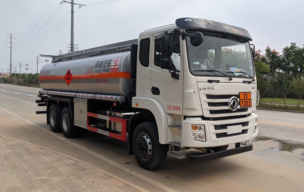 专威牌HTW5260GYYEQ6运油车