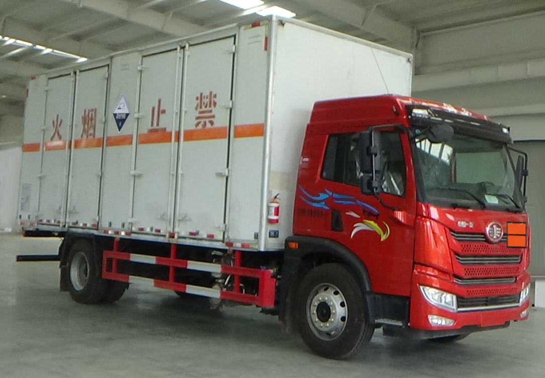 程力威牌CLW5180XFWC6腐蚀性物品厢式运输车