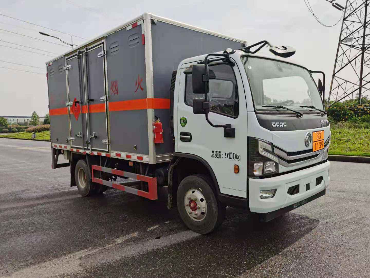 大力牌DLQ5090XRYEQ6易燃液体厢式运输车