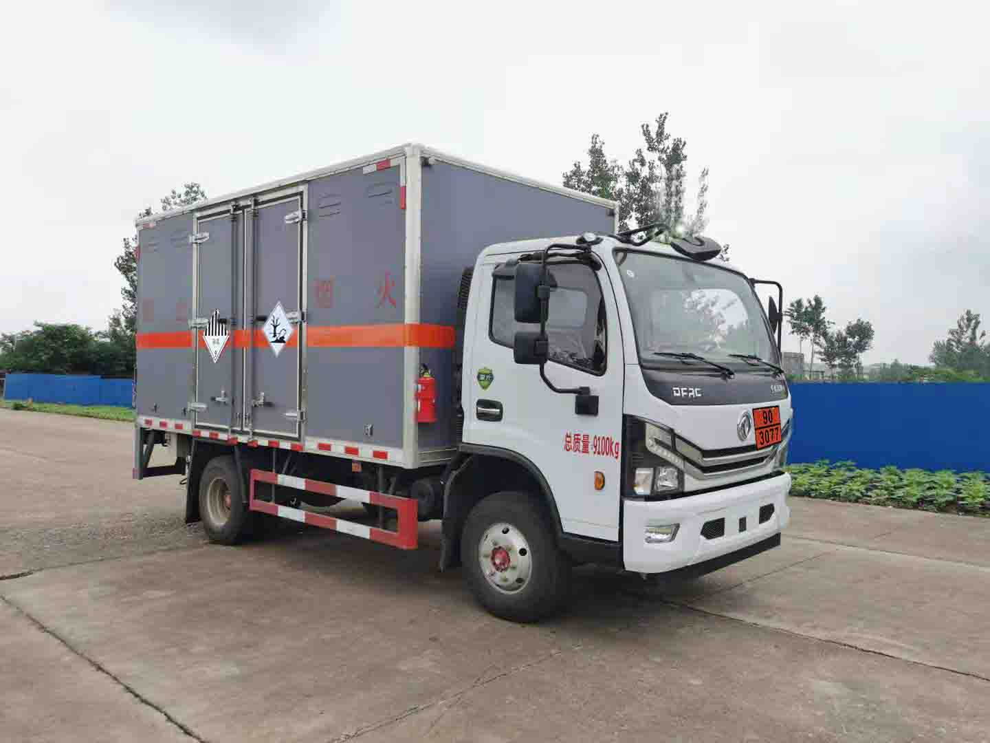 大力牌DLQ5090XZWEQ6杂项危险物品厢式运输车