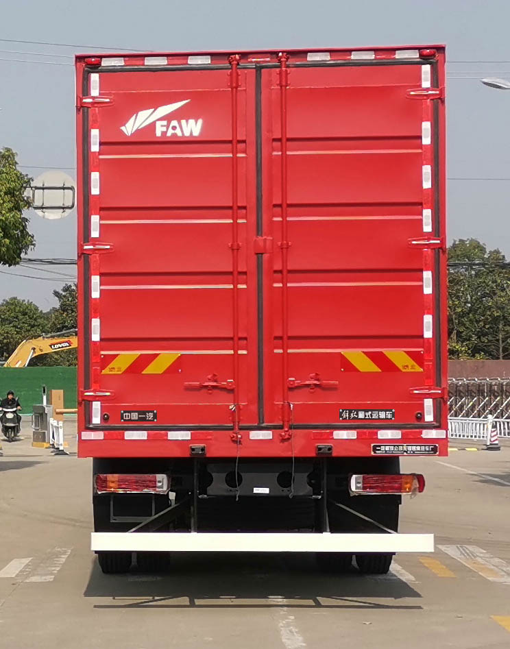 解放牌CA5180XXYP28K2L8E6A80廂式運(yùn)輸車公告圖片