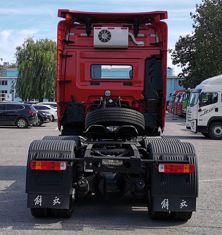 CA4251P25K15T1E6A80 解放牌579马力后双桥,后八轮柴油国六牵引汽车图片