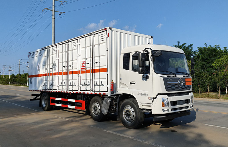 专威牌HTW5262XZWD6杂项危险物品厢式运输车