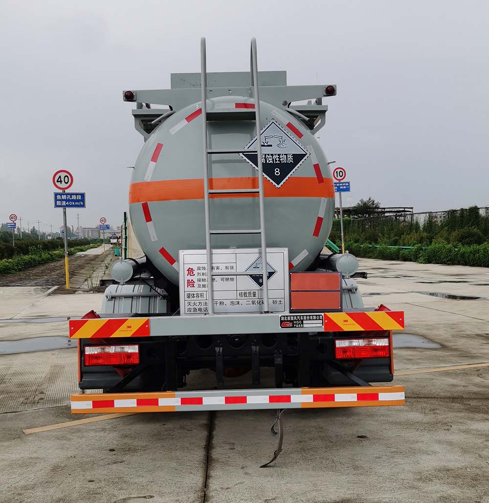 楚风牌HQG5180GFW6EQ腐蚀性物品罐式运输车公告图片