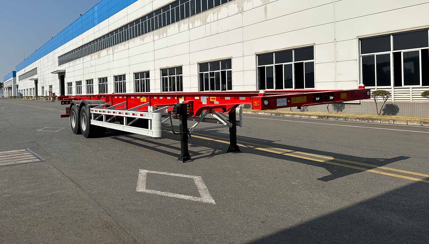 中集牌12.2米30.8吨2轴危险品罐箱骨架运输半挂车(ZJV9351TWYDG)