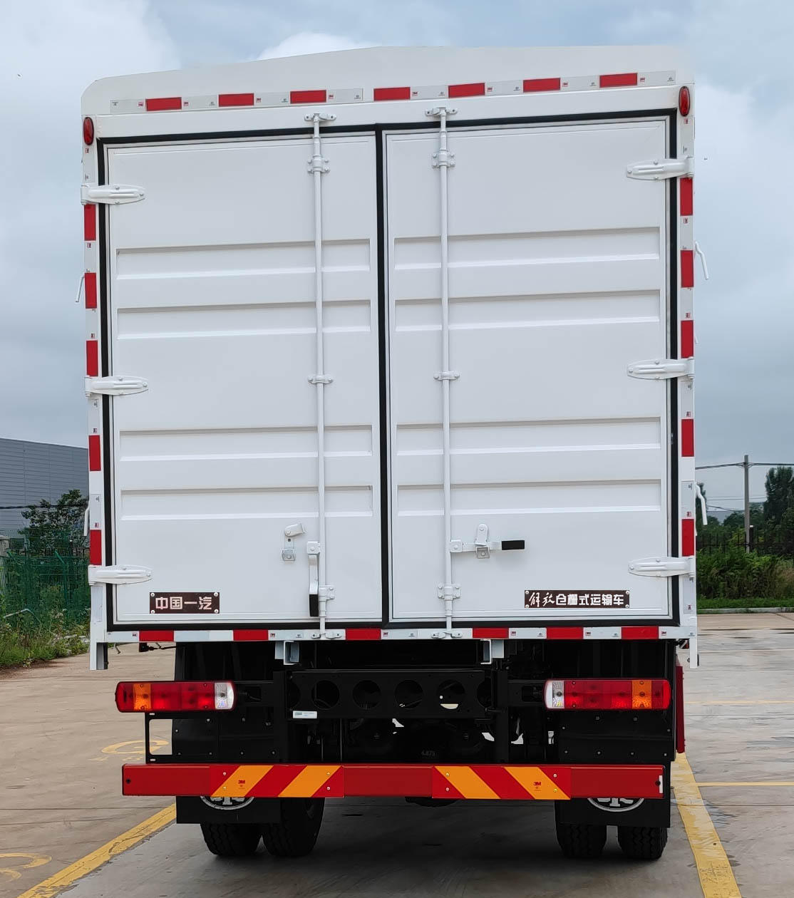 解放牌CA5140CCYP40K42L2E6A85倉(cāng)柵式運(yùn)輸車公告圖片