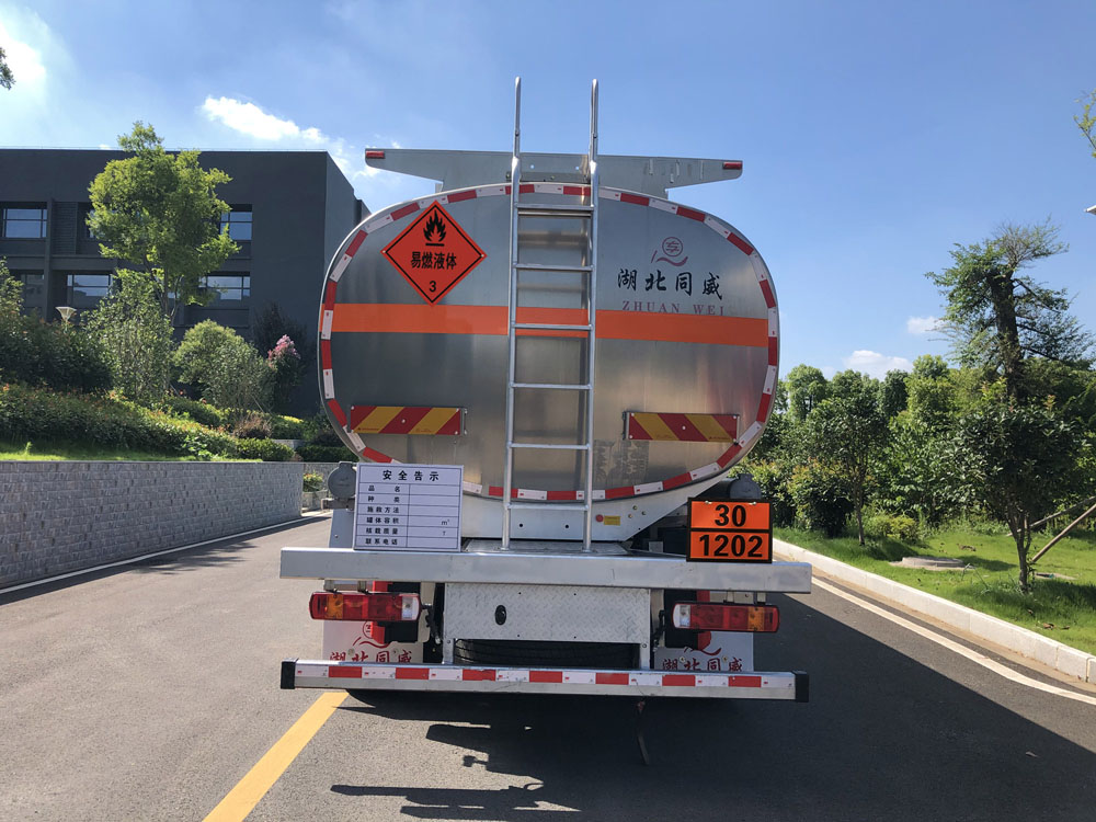 专威牌HTW5263GYYLCAC6铝合金运油车公告图片