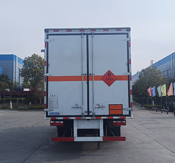 易燃液体厢式运输车图片