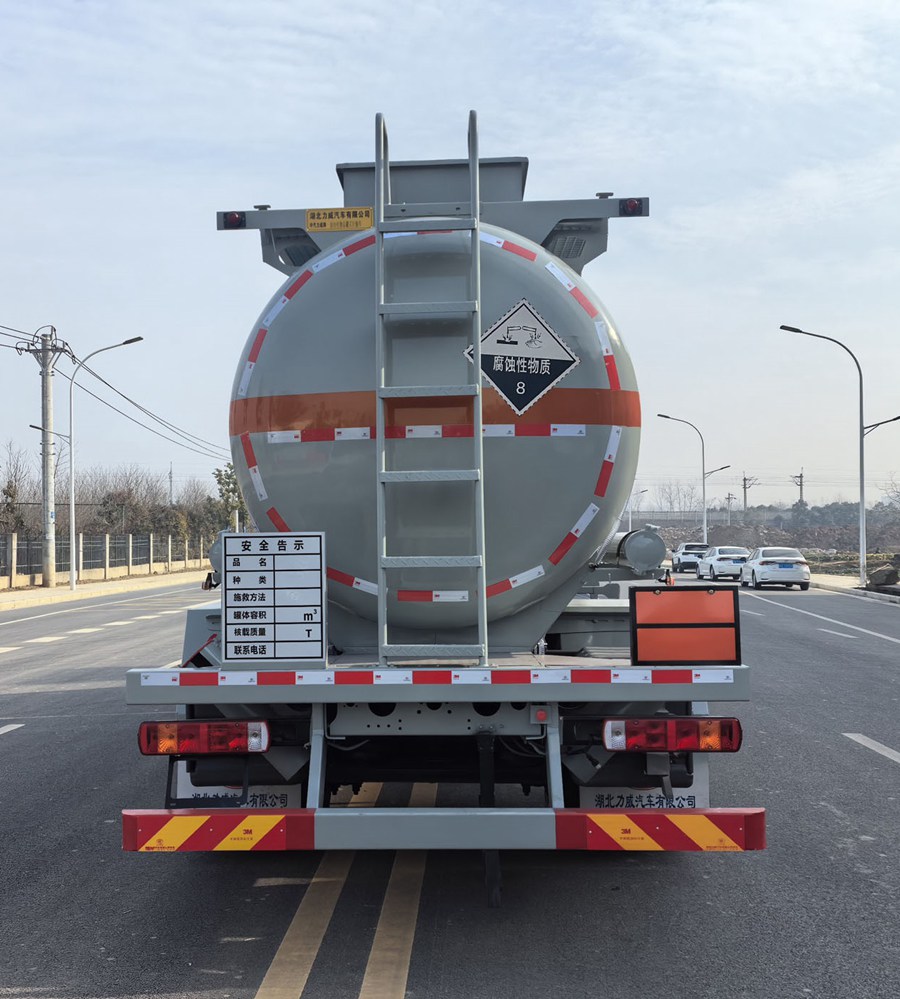 中汽力威牌HLW5261GFWC6腐蝕性物品罐式運輸車公告圖片