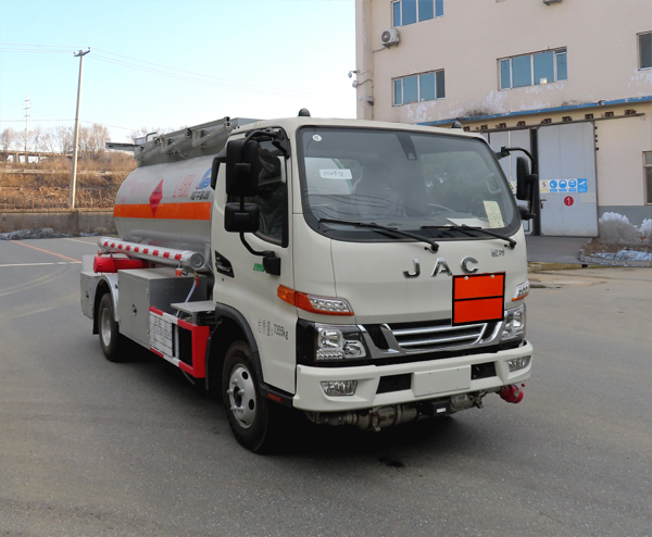LPC5070GRYH6型易燃液体罐式运输车图片