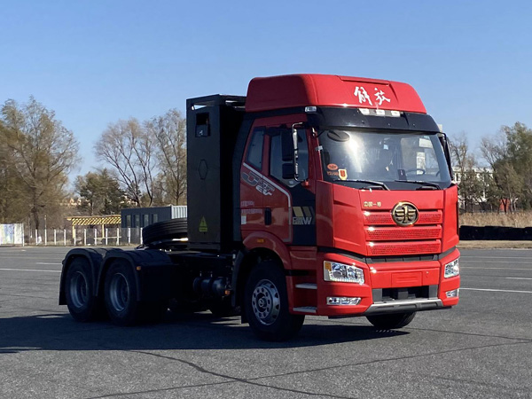 CA4250P66T1BEVA1 解放牌490马力后双桥,后八轮纯电动纯电动半挂牵引车图片