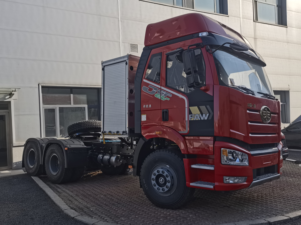 CA4250P66T1BEVA1 解放牌490马力后双桥,后八轮纯电动纯电动半挂牵引车图片